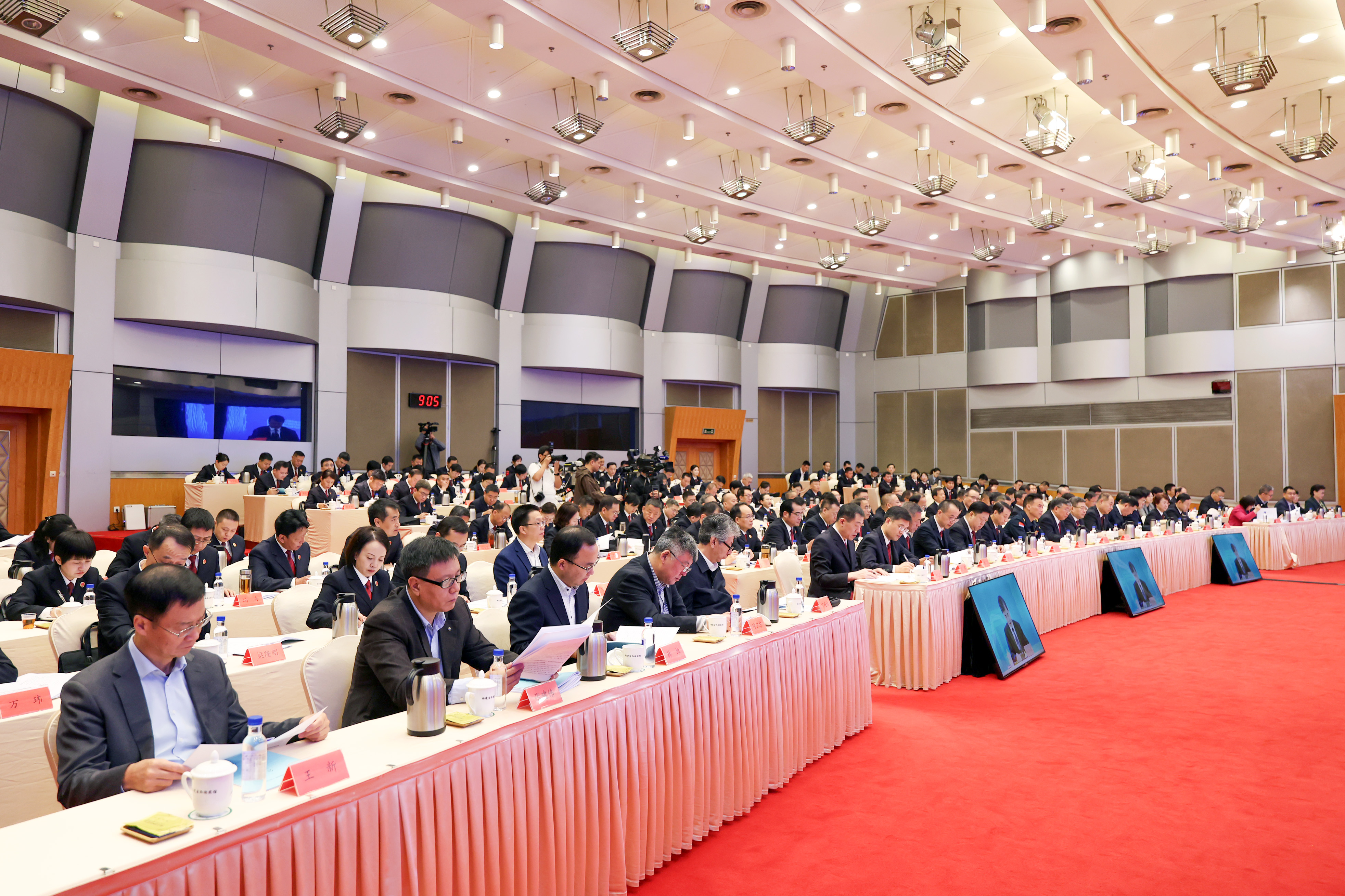 04、最高检专家咨询委员、专家学者代表等在主会场参加会议。.JPG